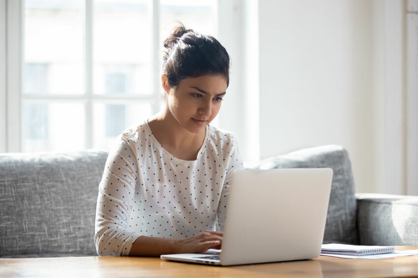 chica trabajando en computadora